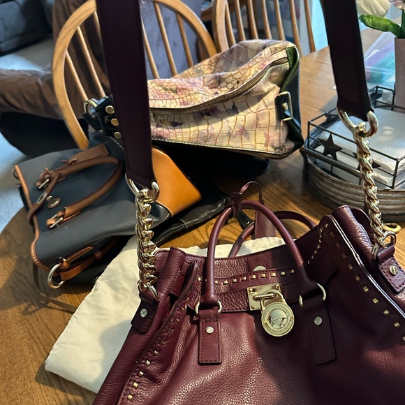 This is a beautiful like brand new Michael Kors Bag! - Picture 3 of 8